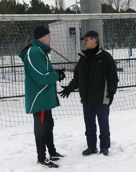 Trener Sławomir Adamus (z lewej, obok trener bramkarzy, Józef Leś) szuka nowych piłkarzy do drugoligowego zespołu Stali Stalowa Wola.