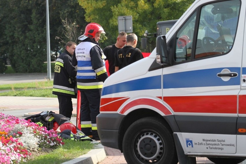 Dramat przy rondzie w Tarnobrzegu – rowerzysta zginął pod kołami zestawu ciężarowego (zdjęcia)