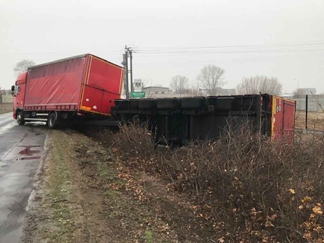 Do zdarzenia doszło w sobotę, 1 grudnia, w Sulechowie. Ciężarówka wypadła z drogi tuż przy wyjeździe na drogę do Kargowej. Na miejscy jest już pomoc drogowa.Kierowca ciężarówki wyładowanej lodówkami wpadł w poślizg i wjechał na pobocze, gdzie jedna z naczep przewróciła się.Na miejsce skierowano holownik pomocy drogowej. Na drodze będą utrudnienia w ruchu.Zobacz również: Mróz, śnieg i gołoledź postrachem kierowców. Jak przygotować się na zimę?Źródło:Agencja TVNPOLECAMY RÓWNIEŻ PAŃSTWA UWADZE:Lubuskie. Kierowcy informują o fatalnych warunkach