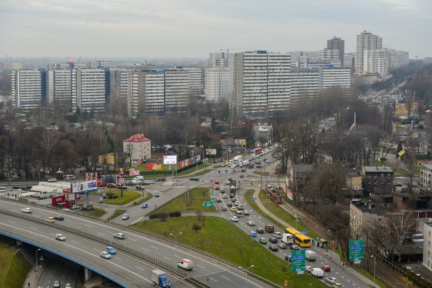 Dwie nowe ścieżki mają powstać na chodniku wzdłuż ulicy...