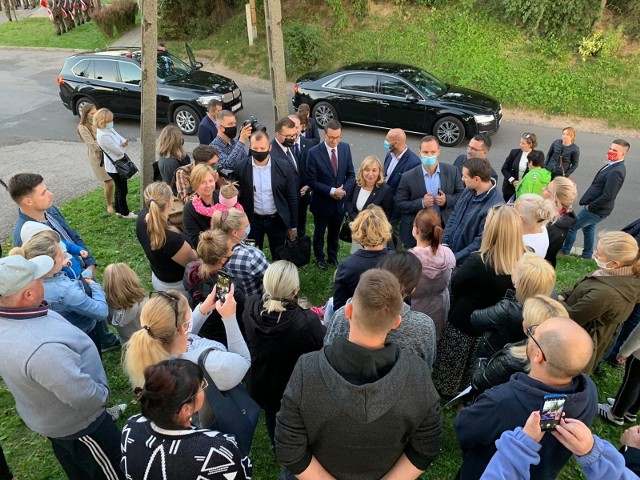 Rodzice uczniów Szkoły Podstawowej w Smardzowicach protestują przeciwko likwidacji placówki, interweniowali nawet u premiera Mateusza Morawieckiego, który przejeżdżał przez ich gminę