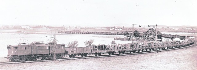 Niemiecki pociąg wojskowy na trasie ze Świebodzic do stacji Wałbrzych Szczawienko. Gdzieś na tym odcinku ma być wlot do tunelu z pociągiem pancernym