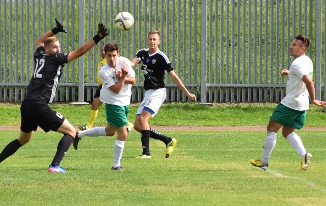 Unia Oświęcim - Dalin Myślenice 0:0. Arkadiusz Czapla (na zdjęciu, w czarnej koszulce) miał okazję do zapewnienia zwycięstwa oświęcimianom.