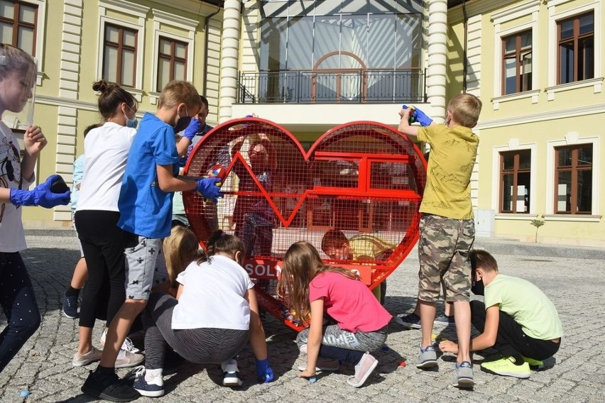 W Wieliczce stanęły gigantyczne serca na nakrętki [ZDJĘCIA]