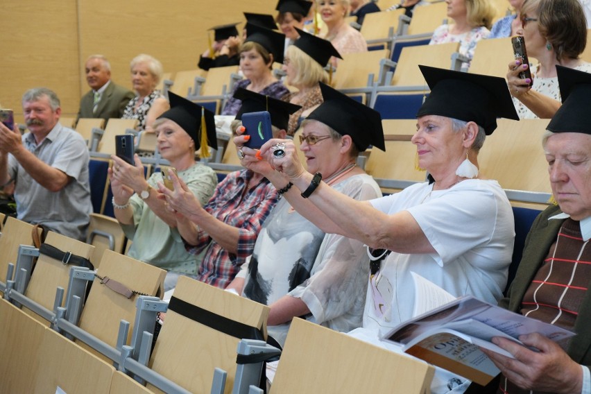 Seniorzy z dyplomami. Zakończyła się kolejna edycja Uniwersytetu Zdrowego Seniora na UMB (foto)