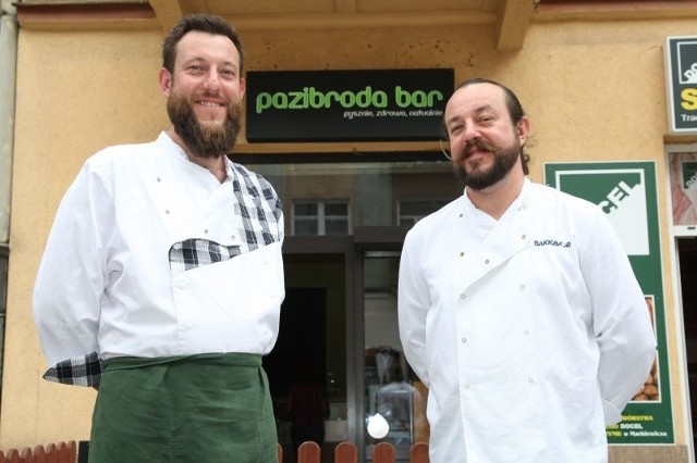 Bracia Łukasz i Rafał Kania zapraszają do Pazibrody na dawny regionalny przysmak i potrawy inspirowane kuchnią całego świata.