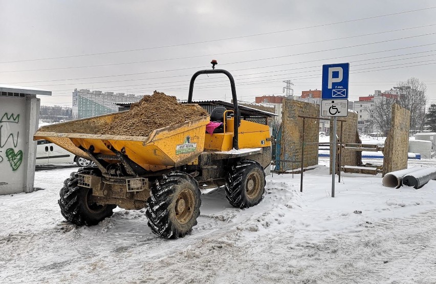 Kraków. Budowa trasy tramwajowej do Górki Narodowej: Zima utrudnia prace. Będą zmiany przy Mackiewicza [ZDJĘCIA]