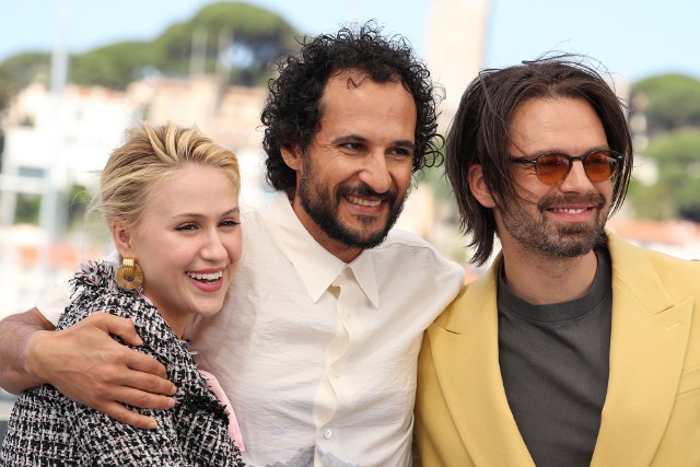 Maria Bakalova, Ali Abbasi (reżyser filmu) i Sebastian Stan w roli Trumpa.