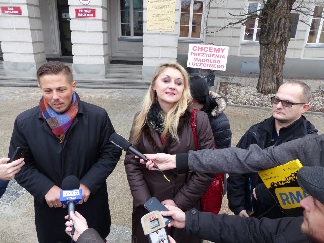 Od lewej: Marcin Chłodnicki - radny Sojuszu Lewicy Demokratycznej, Małgorzata Marenin - szefowa Świętokrzyskiego Kongresu Kobiet , Arkadiusz Stawicki - inicjator referendum.