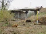 Rekordowy poślizg na przebudowie wiaduktu w Policach