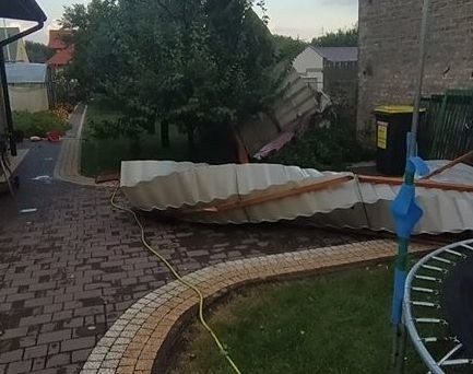 Burze wyrządziły szkody w powiecie ostrowieckim.  W Denkowie wiatr zerwał dach z domu jednorodzinnego [NOWE ZDJĘCIA]