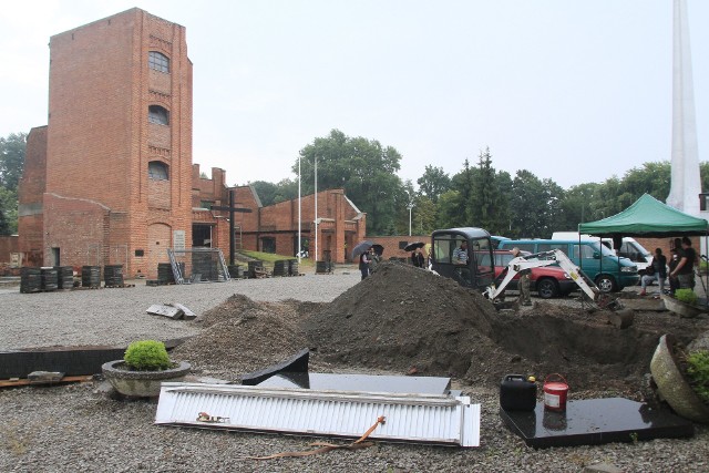 Prace ekshumacyjne na dziedzińcu w Radogoszczu. Czy są tam szczątki słynnego "Warszyca"?