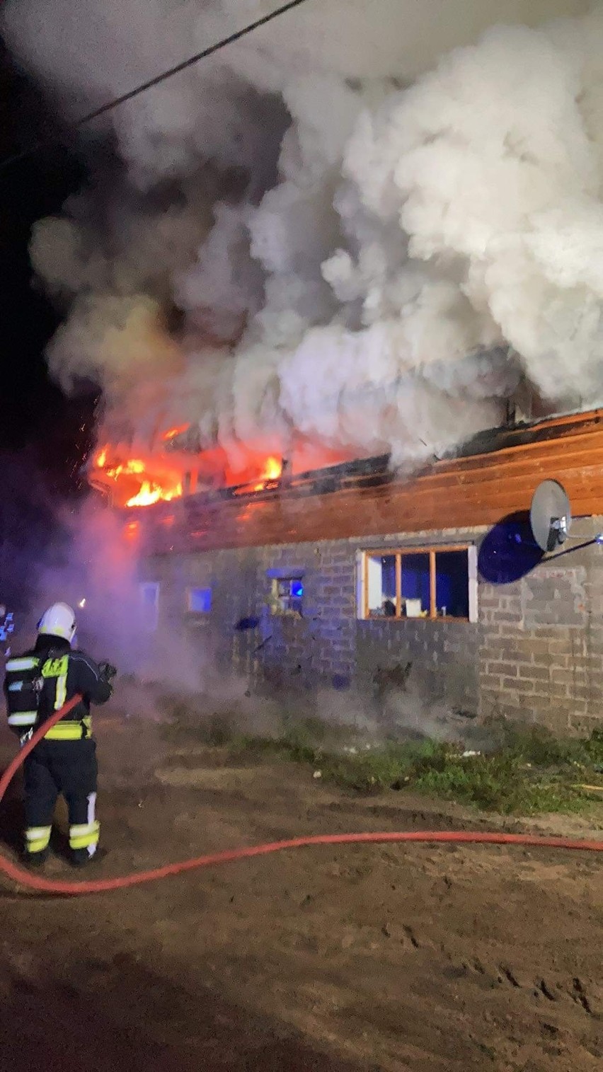 Pożar budynku gospodarczego w Brodzie 8.11.2021. Straty oszacowano na ponad 200 tysięcy złotych