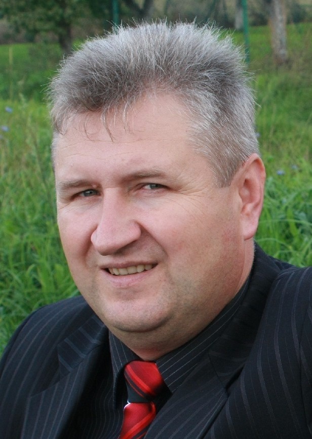 Zbigniew Smejlis ma 46 lat, od 1991 r. służy w policji. Od 2006 r. jest radnym powiatowym, wcześniej był radnym gminnym. Jest absolwentem Zachodniopomorskiego Uniwersytetu Technologicznego, jest prezesem klubu HDK w Bobowicku.