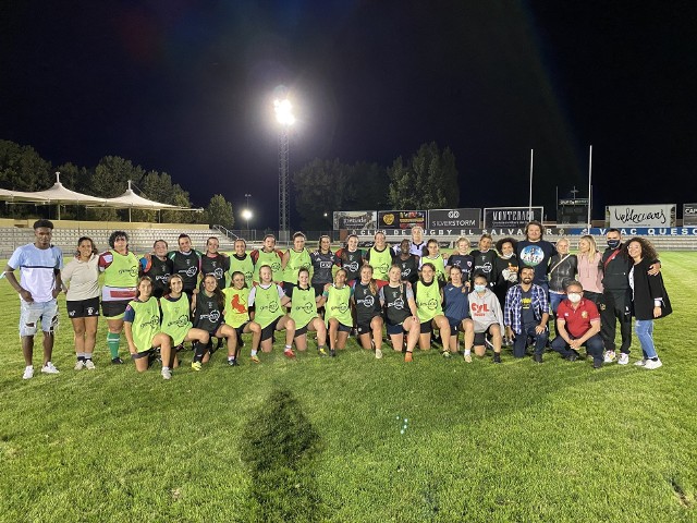 Trener Michał Czerwiowski i zawodniczka drużyny seniorskiej Karolina Stokowska wśród innych uczestników hiszpańskiej konferencji „Coaching Rugby 7 for Girls”