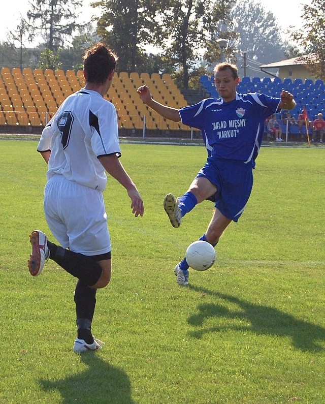 Opanować piłkę próbuje Marcin Grabiec (niebieski strój) z Dzikowca.