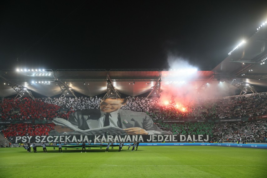 Liga Konferencji. Oprawa kibiców Legii Warszawa przed meczem z AZ Alkmaar. Kolejna kara od UEFA za race?