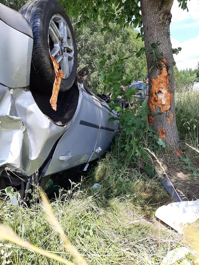 Na drodze powiatowej między Przechlewem a Rzeczenicą doszło do wypadku. Dachował samochód osobowy. Ranna została kobieta, która kierowała autem (jechała sama). Na miejscu, poza zespołem ratownictwa medycznego i policją, działali strażacy z JRG Człuchów, OSP Rzeczenica i OSP Przechlewo. 