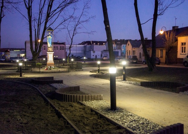 Wieczorem, przy zapalonych światłach, można zobaczyć, jak prezentuje się plac Kardynała Wyszyńskiego w Przysusze.