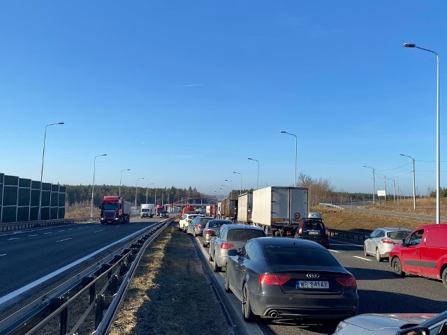 Przez blisko dwie godziny droga ekspresowa numer 7 od Łącznej w kierunku Kielc była zablokowana.