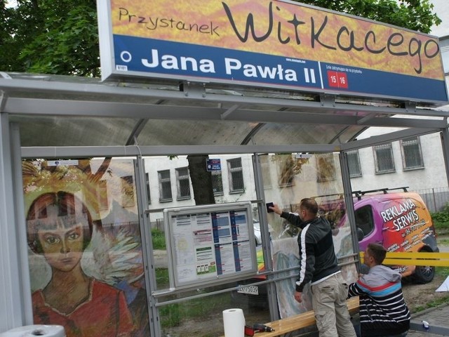 Prace Witkacego ponownie zdobią wiatę przy Nowym Teatrze. 