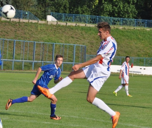 Obrońca Granatu Bartosz Gębura (na pierwszym planie) znajduje się ostatnio w świetnej formie. To on dał drużynie zwycięstwo w środowym meczu przeciwko Sole Oświęcim.