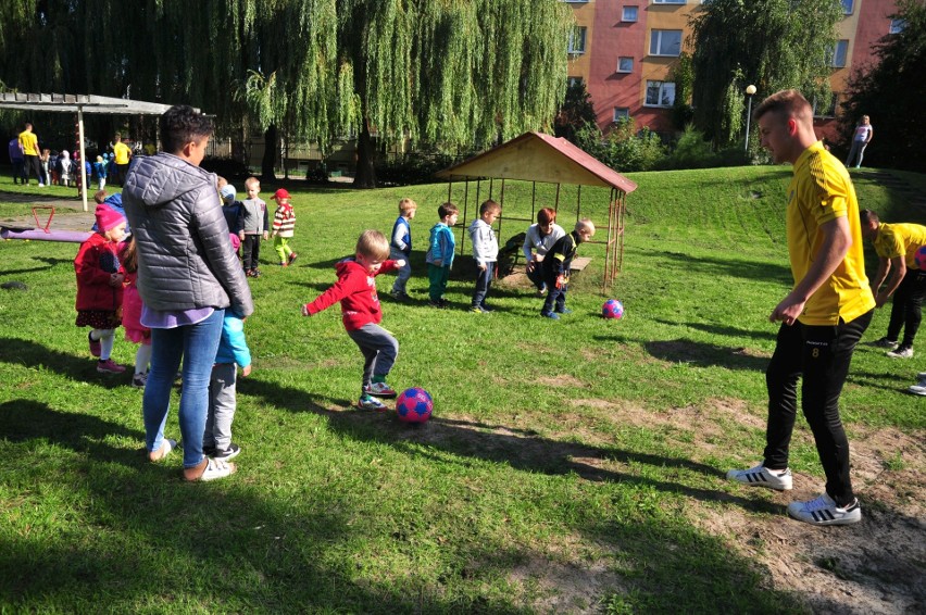 Siarkowcy z wizytą w tarnorzeskim przedszkolu. Dzieci miały sportowy dzień