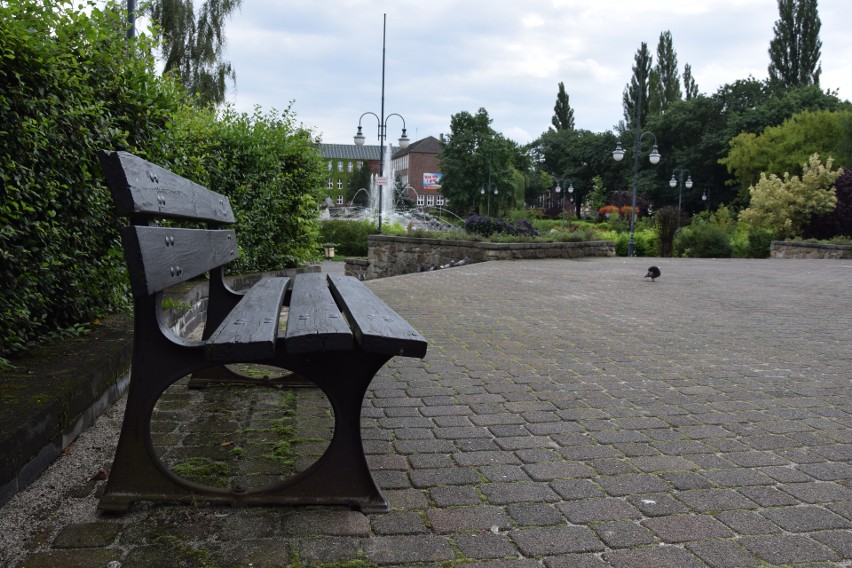Stare ławki znikną z placu przy fontannie na przeciwko...
