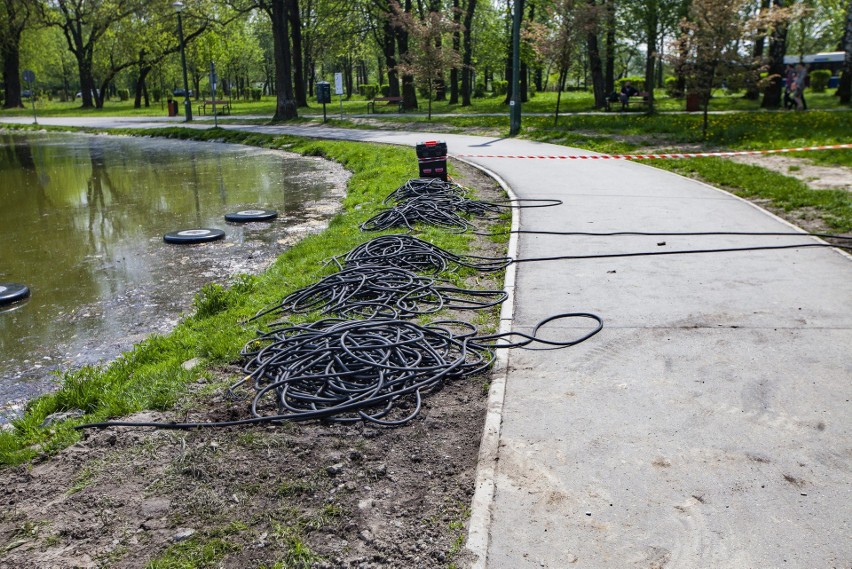 Trwa montaż fontann, które będą napowietrzać wodę w Zalewie...