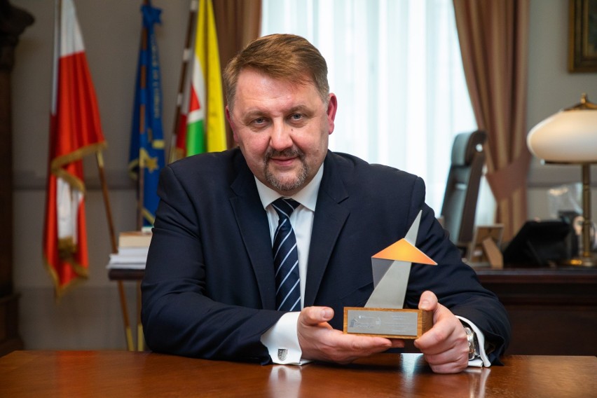 Prezydent Jarosław Klimaszewski z nagrodą