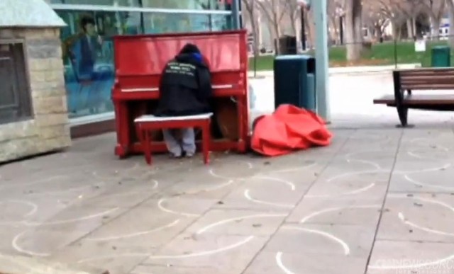 Bezdomny pianista robi furorę. Film hitem internetu!