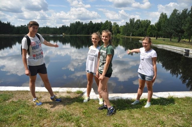 Gimnazjaliści, od lewej: Dawid Dumin, Jowita Bińkowska, Wiktoria Salamaga i Natalia Bińkowska odpoczywali na plaży obok chlewickiej Mexicany.