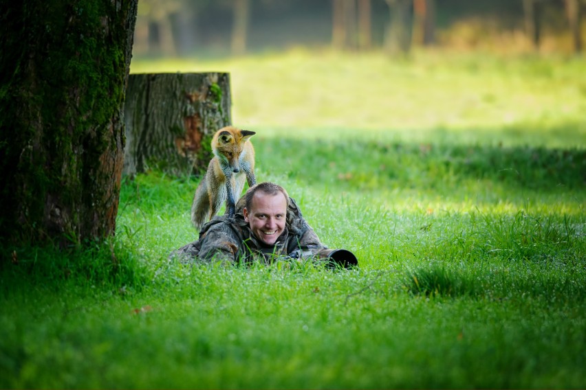 Tak ciekawskie zwierzaki przeszkadzają fotografom w pracy. Te zdjęcia poprawią ci humor na cały dzień. Są urocze!