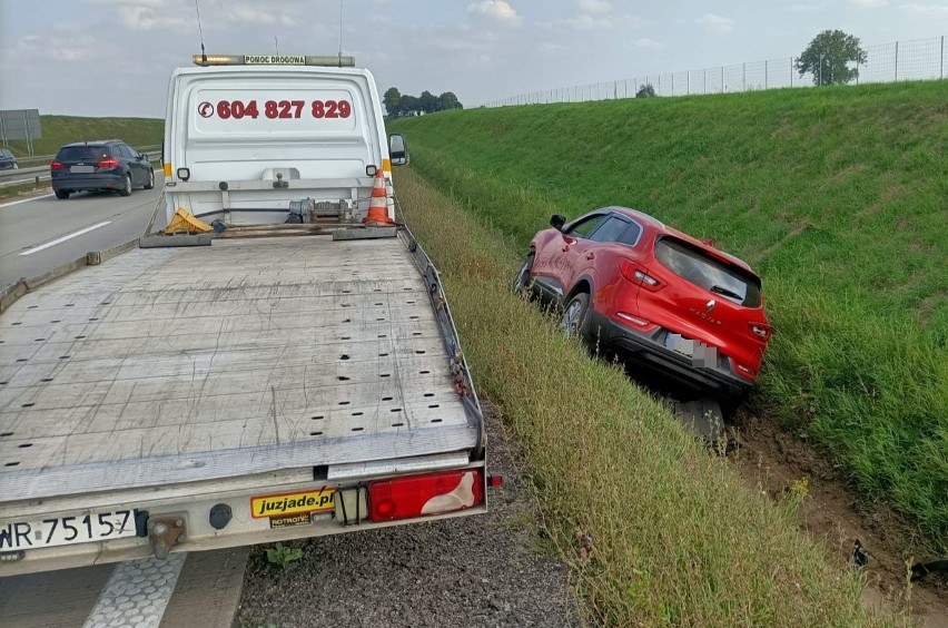 Samochód wpadł do rowu przy autostradzie A4. Utrudnienia w...