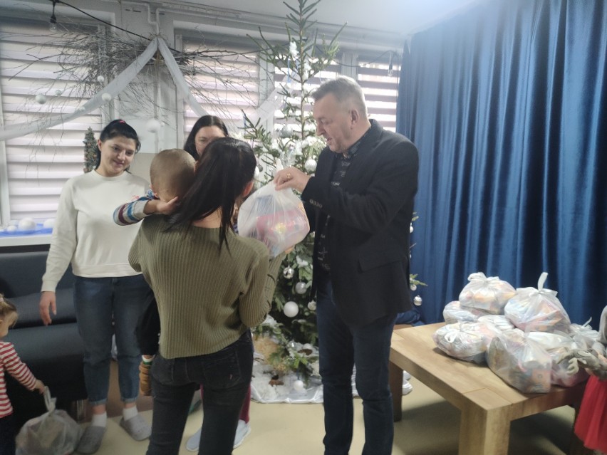 Uchodźcy z Ukrainy w Makowie Mazowieckim otrzymali prezenty od starosty makowskiego. Zdjęcia