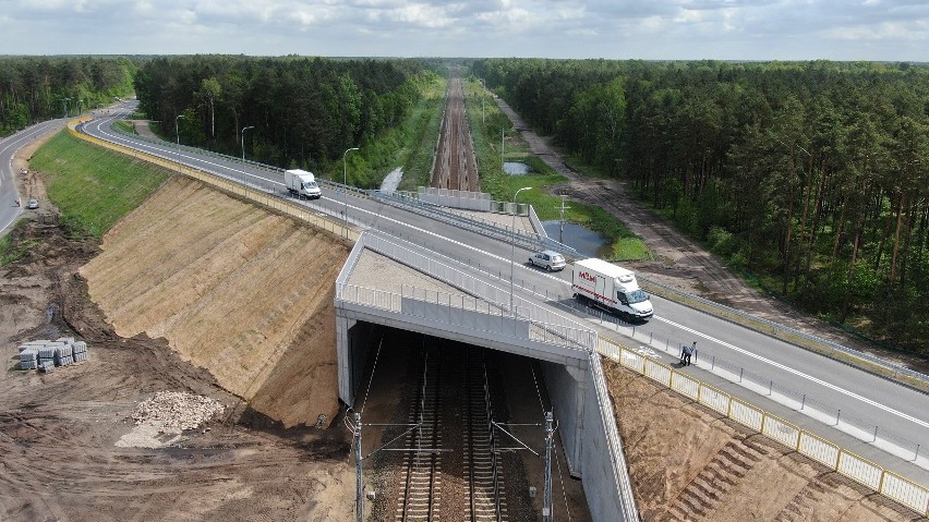 Rail Baltica. Nowy wiadukt drogowy nad torami Białystok-Warszawa. To jedno z 11 bezkolizyjnych skrzyżowań do granic woj. podlaskiego