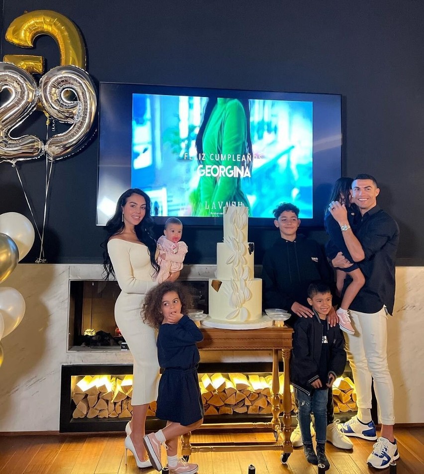 Georgin Rodriguez z Cristiano Ronaldo i ich dziećmi przy...