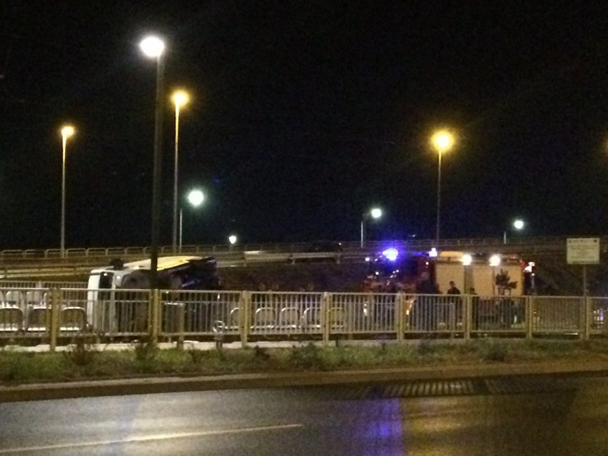 Wypadek w Szczecinie przed mostem Pionierów. Bus wylądował na torowisku [ZDJĘCIA]