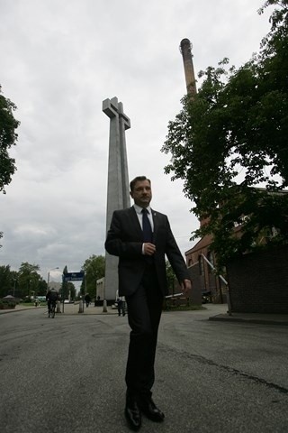 Piotr Duda pod pomnikiem Wujka w Katowicach