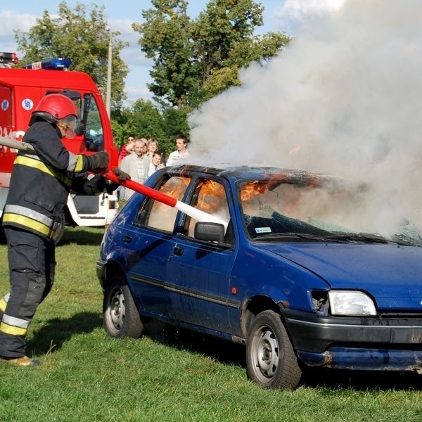Spektakularny pokaz gaszenia forda fiesty - w akcji strażacy z Komendy Miejskiej Straży Pożarnej w Radomiu.
