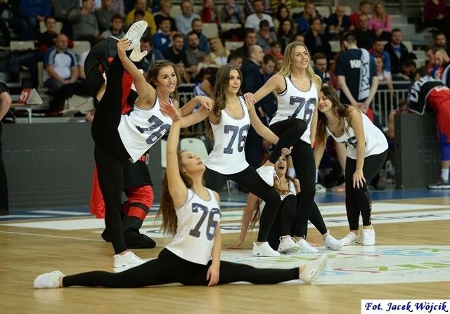 Cheerleaders AZS Koszalin podczas sobotniego meczu z Kingiem Szczecin. Zobaczcie zdjęcia i wideo.