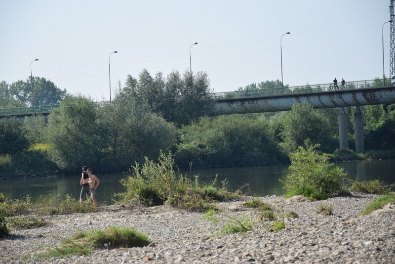 24-latek na oczach kolegi zniknął pod wodą. Szukają go strażacy