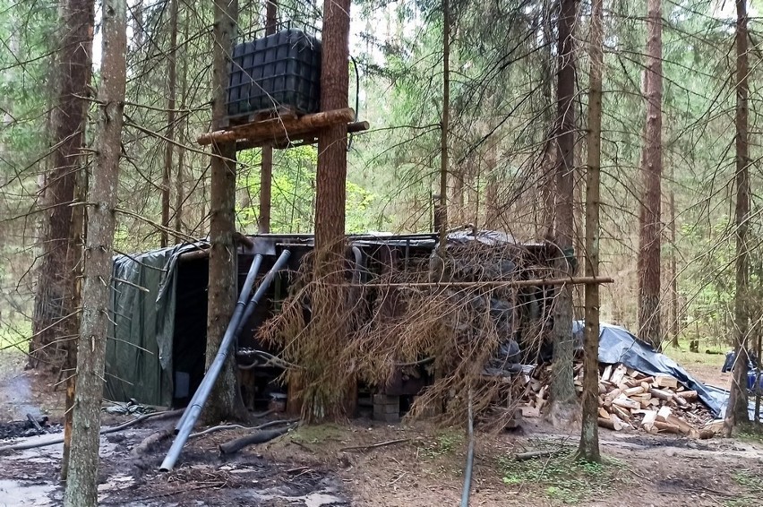 Podlaska Administracja Skarbowa zamknęła leśną bimbrownię w Gródku. Znaleziono kadzie na zacier, piece, kotły i chłodnice (zdjęcia, video)