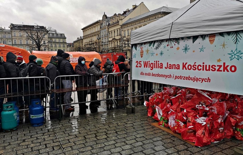 Kraków. Rynek Główny znów stał się wielkim stołem wigilijnym dla potrzebujących