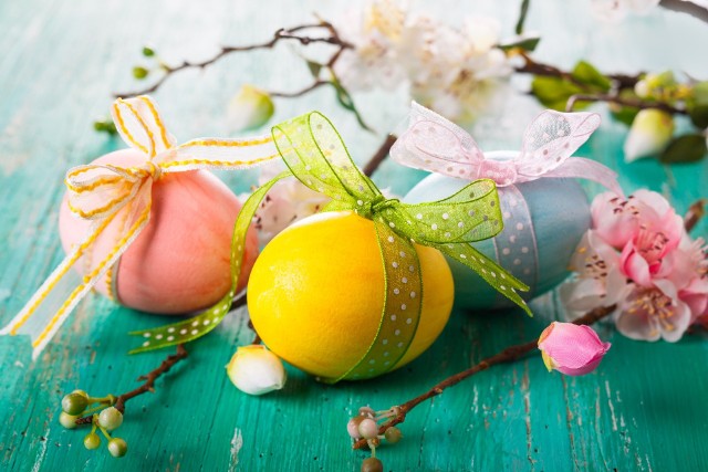 Do bawienia jajek na Wielkanoc najlepiej wykorzystać naturalne barwniki, które są tanie i ekologiczne.