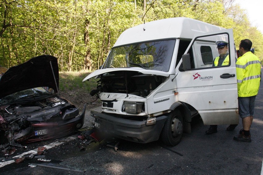 Wypadek na drodze Legnica - Lubin. Renault zderzyło się czołowo z iveco (ZDJĘCIA)