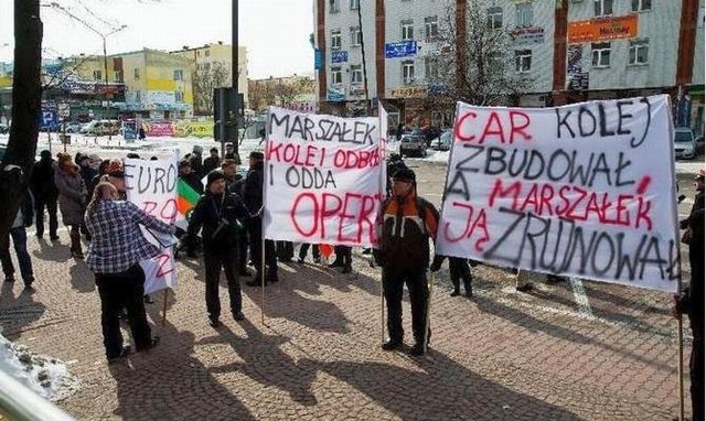 Kolejarze z "Solidarności" protestowali pod Urzędem Marszałkowskim w Białymstoku pod transparentem z napisem: "Car kolej zbudował, a marszałek ją zrujnował"