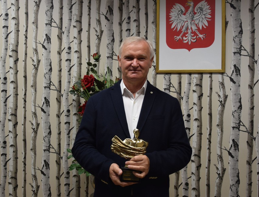 Nagrodę z rąk Sławomira Baćkowskiego, dyrektora radomskiego...