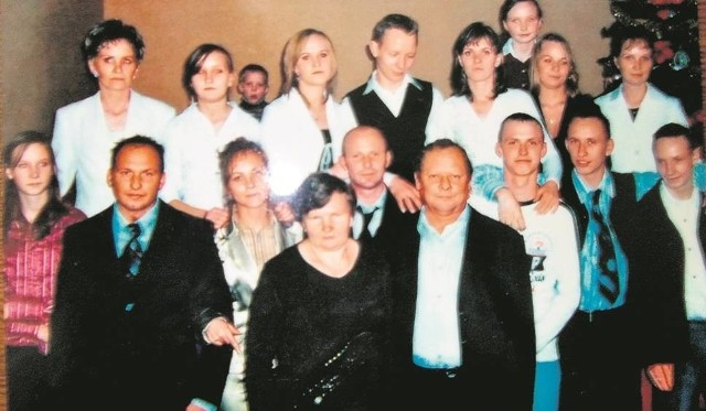 Oto rodzice i ich dzieci (plus jeden wnuk) podczas rodzinnego spotkania w 2006 r.
