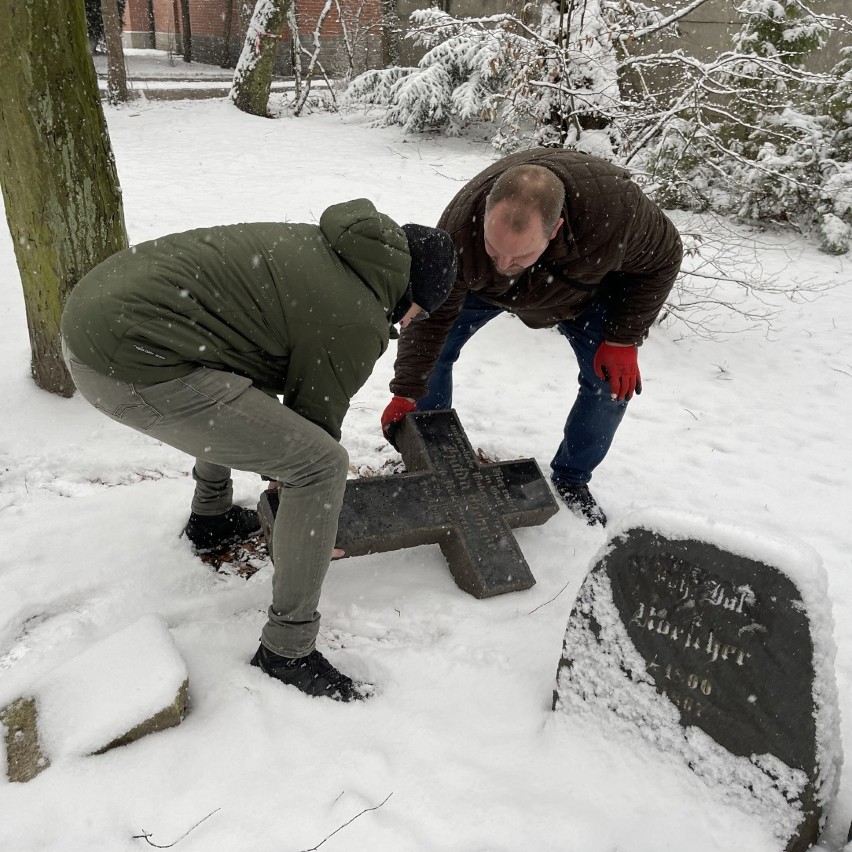 Na Cmentarz Centralny w Szczecinie powrócił 110-letni nagrobek. Do kogo on należał? Znamy historię tej osoby